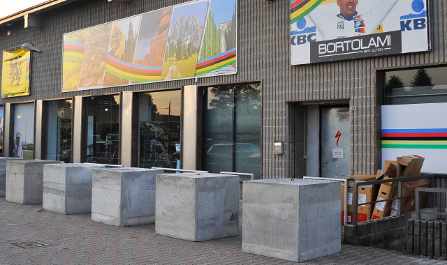 Il negozio di Giancluca Bortolami coi cubi di cemento armato (Pubblifoto)