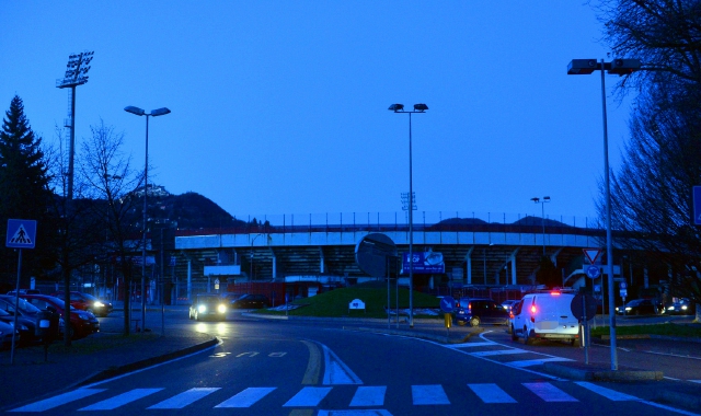 Lampioni spenti nella zona della rotonda dello stadio a Masnago  (foto Blitz)
