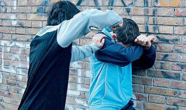 Rapinano coetaneo: minorenni arrestati
