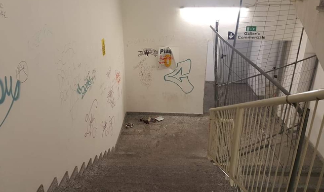 Scritte, danni e rifiuti abbandonati al silo di via Ferruccio