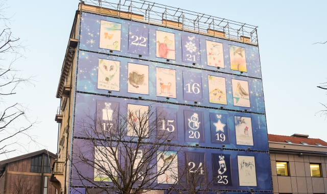 L’originale calendario dell’Avvento di Legnano (foto di Walter Todaro) sulla facciata di un palazzo: ogni giorno si scopre un’opera d’arte di Giosetta Fioroni