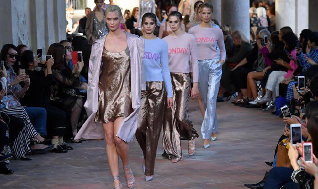 Da Alberta Ferretti spuntano lunghi cardigan su pantaloni e abitini in paillettes o in laminati gold