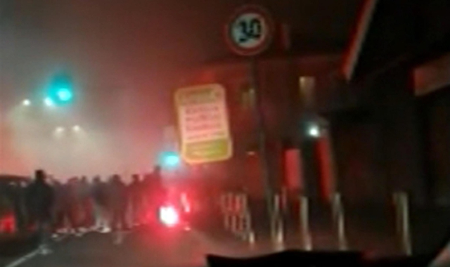 Un fermo immagine tratto dal Tg di Mediaset mostra gli scontri tra i tifosi a Milano