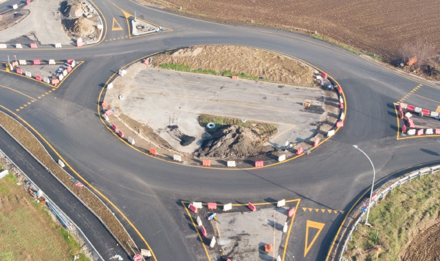 Una veduta aerea della nuova rotonda che regola l’incrocio tra le Provinciali 12 e 198 (Foto Pubblifoto)