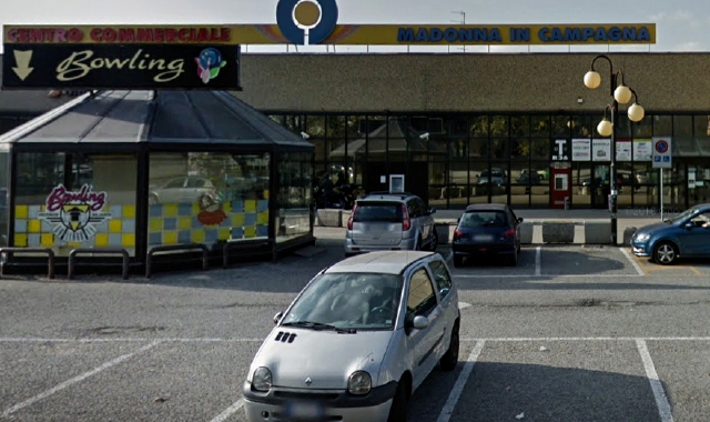 Al bowling di Gallarate è dovuta intervenire un’ambulanza  (foto Blitz)