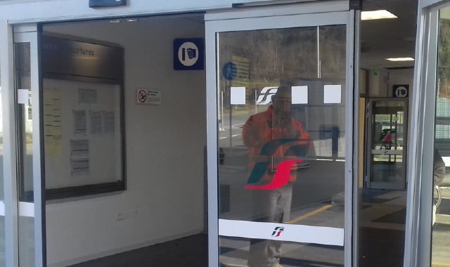 La porta d’ingresso finita nel mirino dei vandali