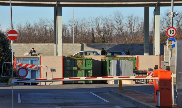 La piattaforma rifiuti di via Novara gestita da Aemme Linea Ambiente