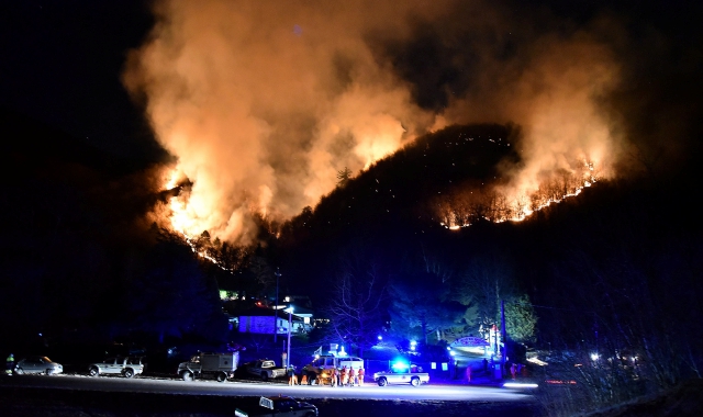 L’incendio sul monte Martica (Foto Blitz)