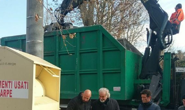Rimossi i cassonetti abusivi