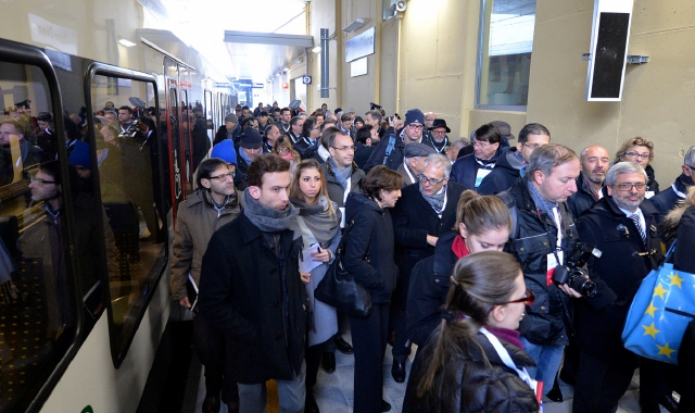 I passeggeri della nuova linea ferroviaria