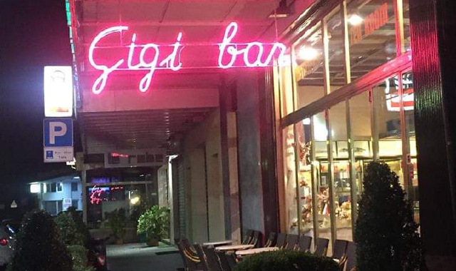 Il Gigi Bar chiude oggi. Conserva ancora gli autografi di molti clienti vip