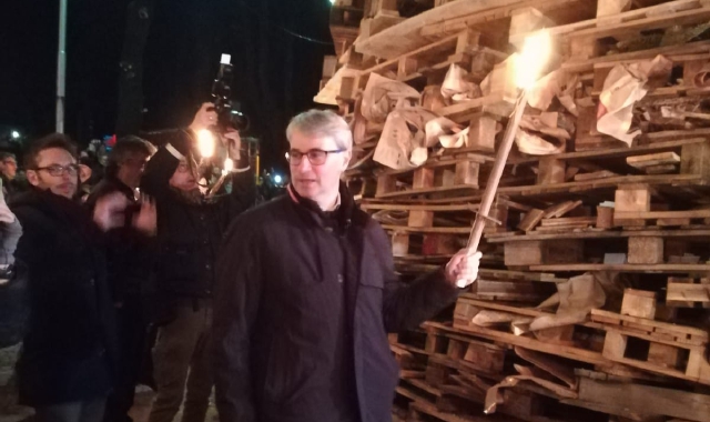 Il sindaco accende il falò in piazza della Motta