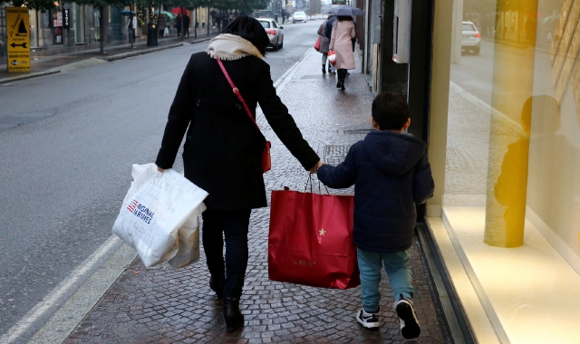 Shopping per saldi in città (Foto Archivio)