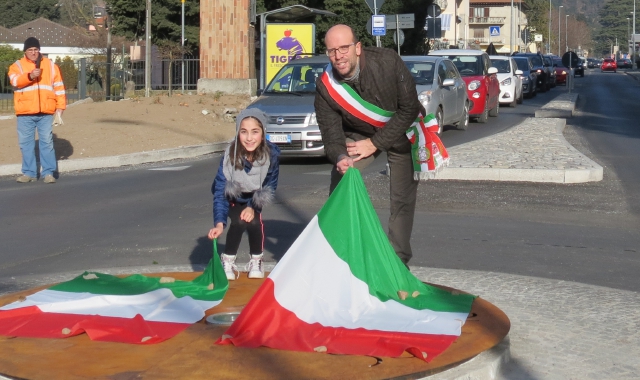 Il sindaco Marco Cavallin, insieme a Martina, bambina di 8 anni, ha inaugurato la rotonda 