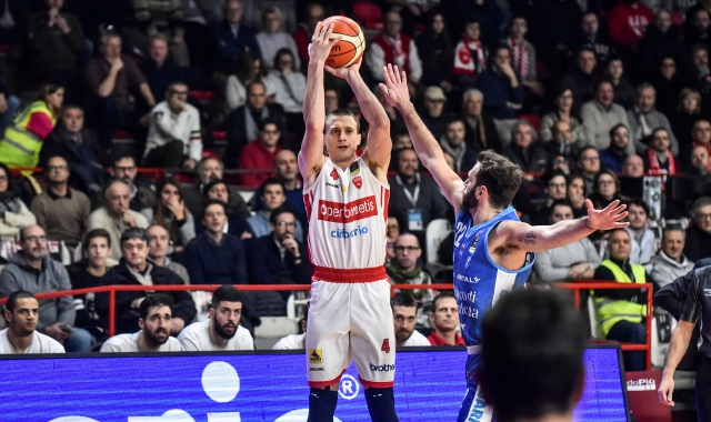 Aleksa Avramovic al tiro oltre l’arco dei 6.75 (Blitz)