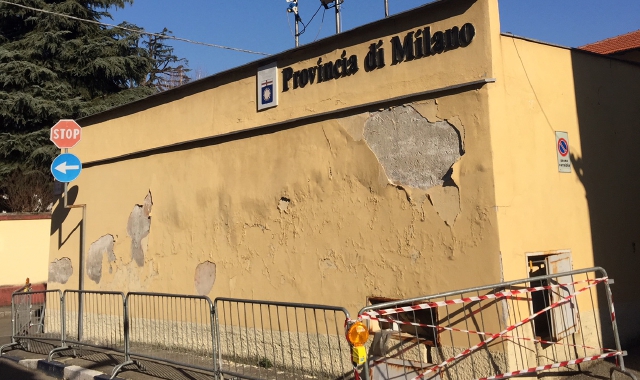 Il muro dell’ex caserma, poi sede degli uffici della Provincia, sta cadendo a pezzi ed è transennato