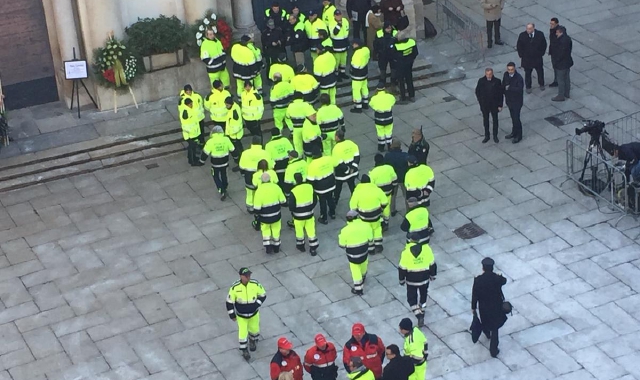 La Protezione civile sovrintende ai preparativi del funerale di Giuseppe Zamberletti nella basilica di San Vittore