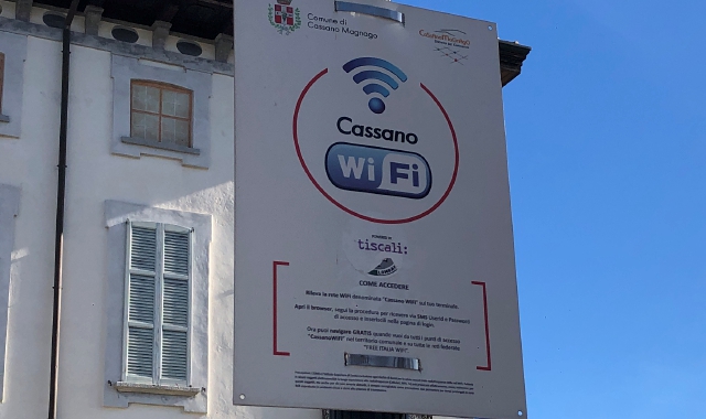 Il cartello che indica la presenza del Wi-Fi cassanese, che non c’è