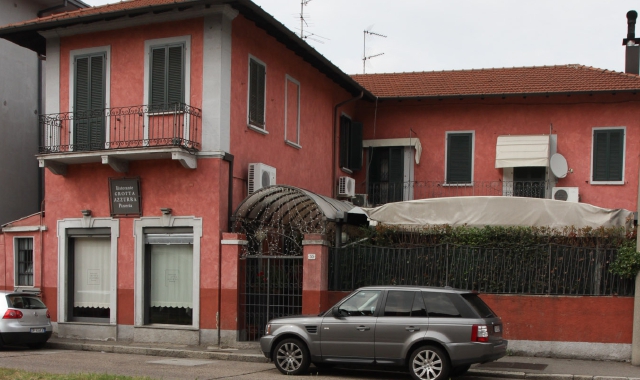 Estorsione e botte al fratello