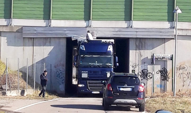 Il camion incastrato sotto il ponte (Blitz)
