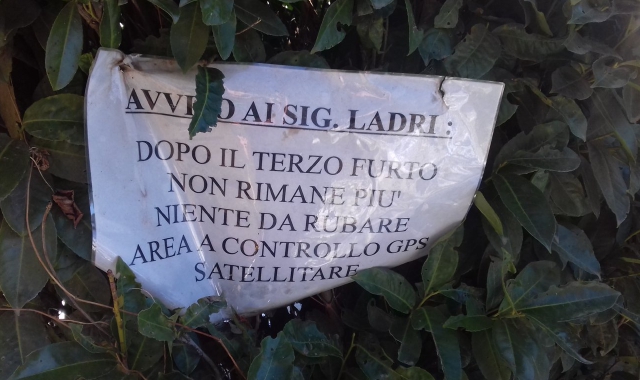 Il cartello che avvisa i ladri