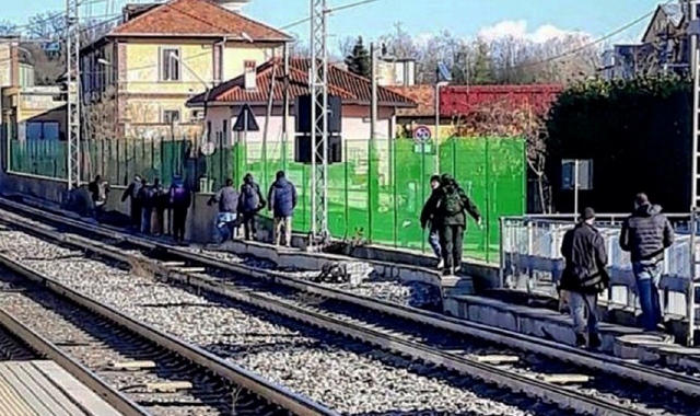 Quindici tossicodipendenti fermati dalla polizia di Stato sui binari della Saronno-Seregno: cercavano la droga
