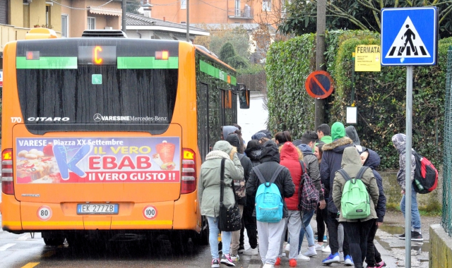 Studenti alla fermata del bus di via Monte Generoso