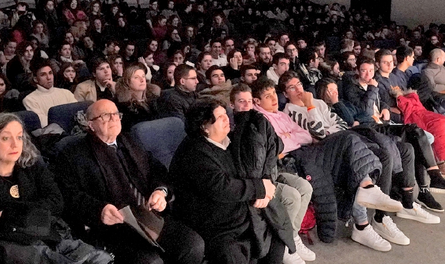 Centinaia di studenti a lezione di India, ricordando Andrea Paltani