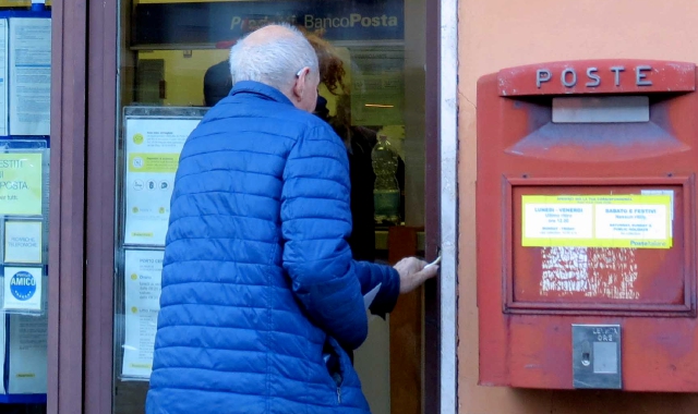 L’ingresso dell’ufficio postale di via Piave a Porto Ceresio (foto Blitz)