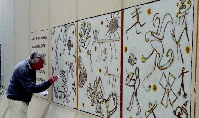 Giorgio Piccaia e il murales «Grotta dei cervi» riprodotto all’ambasciata d’Italia al Cairo