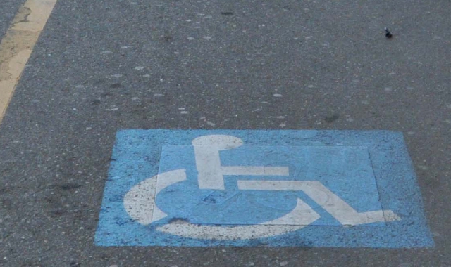 Posteggi riservati ai disabili in via Como  (foto Archivio)