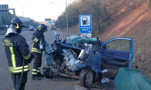 La Fiat Punto distrutta dall’urto: il conducente ha perso la vita (Blitz)