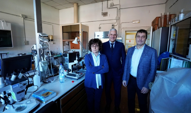 Fabio Carella nei laboratori di via Campigli con il presidente Stefano Cecchin e la dirigente delle attività produttive Elena Bravetti (Blitz)