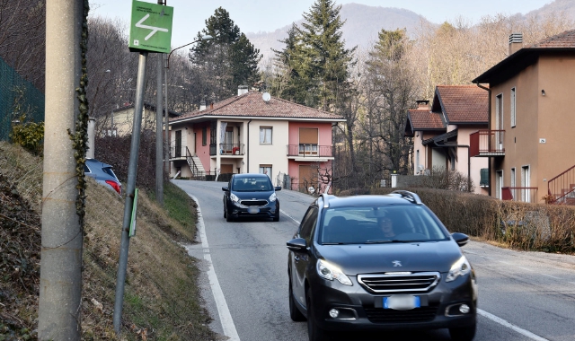 La pericolosa fermata del pullman sulla Provinciale della Rasa