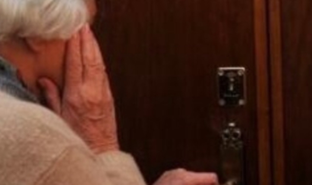 Gli anziani soli sono spesso vittime dei truffatori