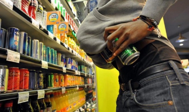L’uomo ha pagato solo due birre in cassa per poi fuggire
