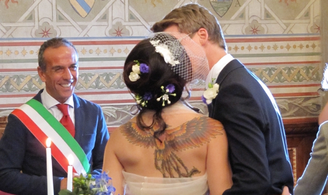 Un matrimonio civile, nella Sala degli Stemmi del municipio di Legnano, celebrato dal responsabile dell’ufficio