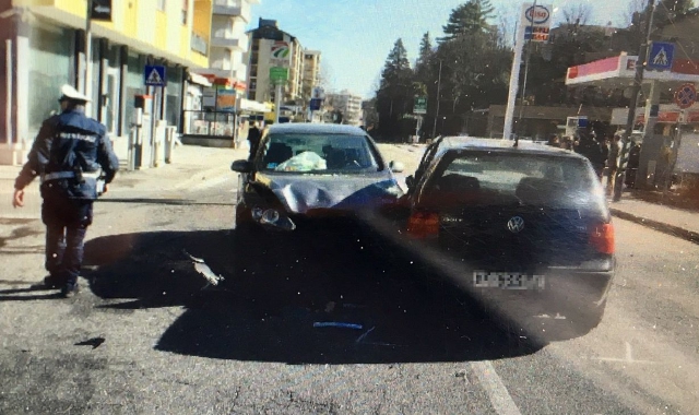 Le due auto al centro di via Sanvito dopo il frontale (Roberto Genuardi - Blitz)