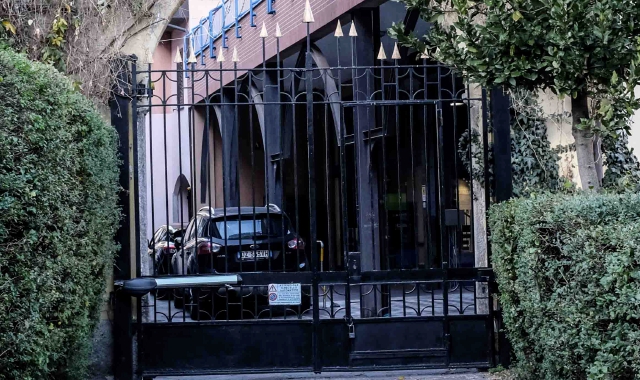 Il cancello fra vicolo dell’Assunta e il cortile di via Roma (Blitz)