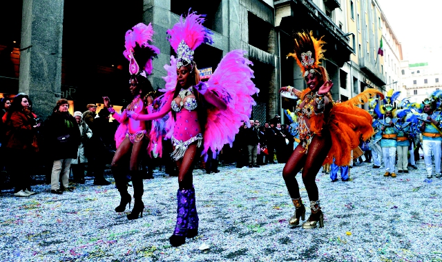 Ballerine di samba protagoniste del Carnevale bosino (Archivio)