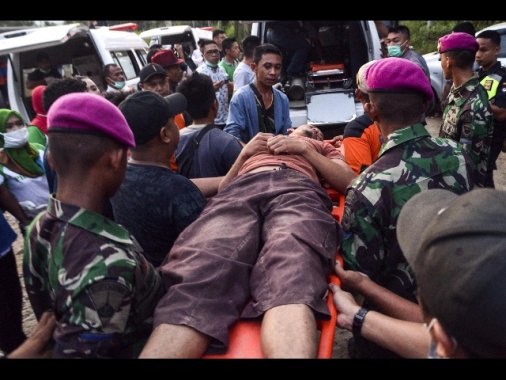 Indonesia: crollo miniera d'oro, 7 morti