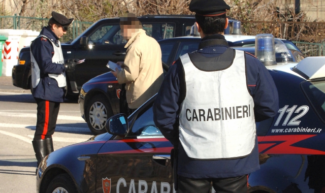 I carabinieri di Gavirate durante un controllo