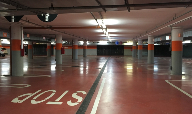 Il parcheggio sotterraneo deserto di via Tirinnanzi