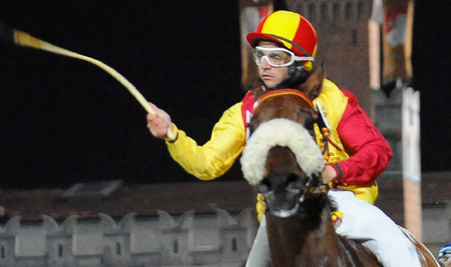 Simone Mereu ha vinto il Memorial Luigi Favari (la provaccia) nel 2012 con la giubba di Legnarello. Quest’anno correrà il palio per San Bernardino (Pubblifoto)