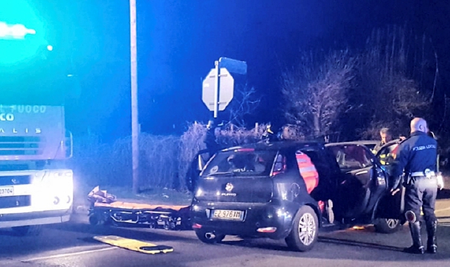 Le immagini dei soccorsi dopo l’ennesimo incidente all’incrocio di via Rodari, al Redentore
