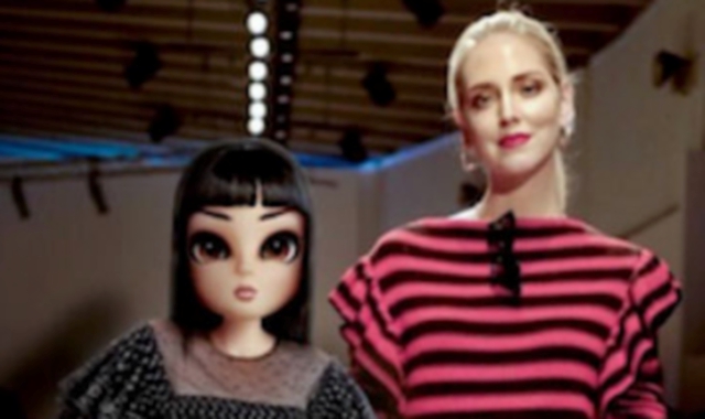 La piccola Nonoouri è ritratta in posa sul catwalk accanto alla famosa influencer italiana Chiara Ferragni.