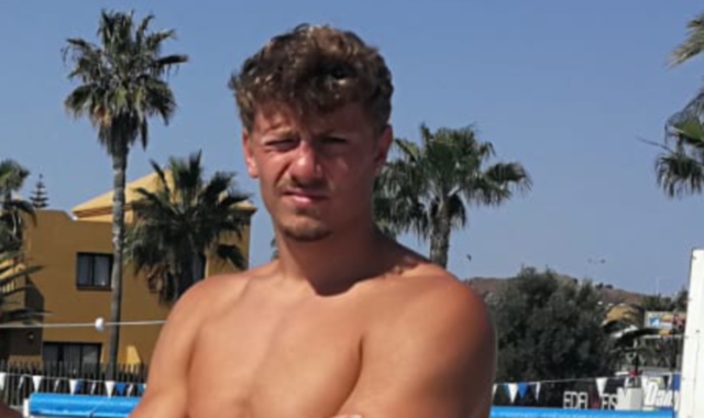A sinistra Nicolò Martinenghi alle Canarie; a destra i ragazzi della Rari Nantes Saronno