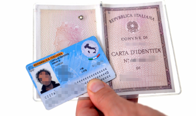 La carta d’identità olandese fornita dall’uomo ha fatto insospettire gli agenti 