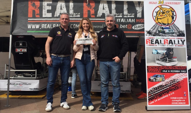 La postazione del Real Rally in piazza Monte Grappa a Varese (foto Redazione)