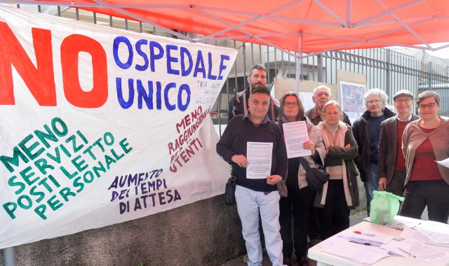 La raccolta firme contro l’ospedale unico  (Foto Blitz)